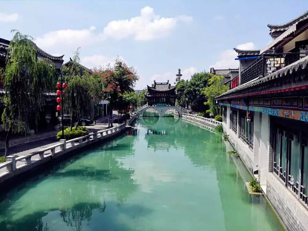 云南省红河哈尼族彝族自治州建水县北正街_飞霞流云(手机拍.