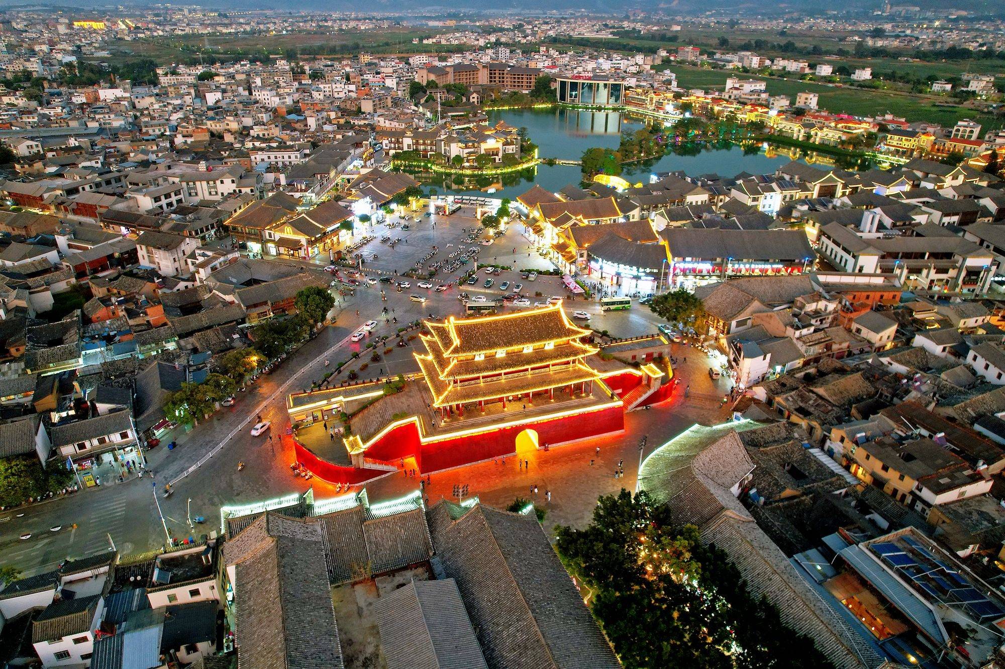 云南红河有一座建水古城,有1200多年的历史,遍地古迹却鲜为人知_美食_